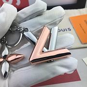 Kitlife Louis Vuitton Key Holder and Bag Charm Twist Monogram Flower and LV Signature Pink – M68197 - 3