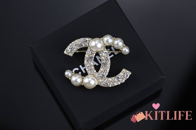 Kitlife Chanel Scented Pearl Double C-Shaped Brooch  - 1