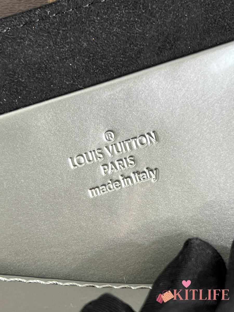 Kitlife Louis Vuitton Wynwood Monogram Vernis Leather in Gray - M90516 -  21.0 x 14.0 x 9.0 cm 