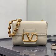 Kitlife Valentino STUD SIGN GRAINY CALFSKIN SHOULDER BAG White - 20 x 15 x 7 cm - 1