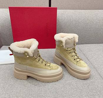 	 Kitlife Valentino Garavani Roman Stud shearling-trimmed suede ankle boots tan