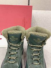 	 Kitlife Valentino Garavani Roman Stud shearling-trimmed suede ankle boots green - 2