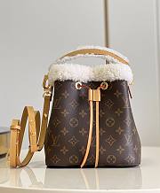 Kitlife Louis Vuitton NÉONOÉ BB BAG Monogram canvas and shearling - M46319 - 20 x 20 x 13 cm - 1