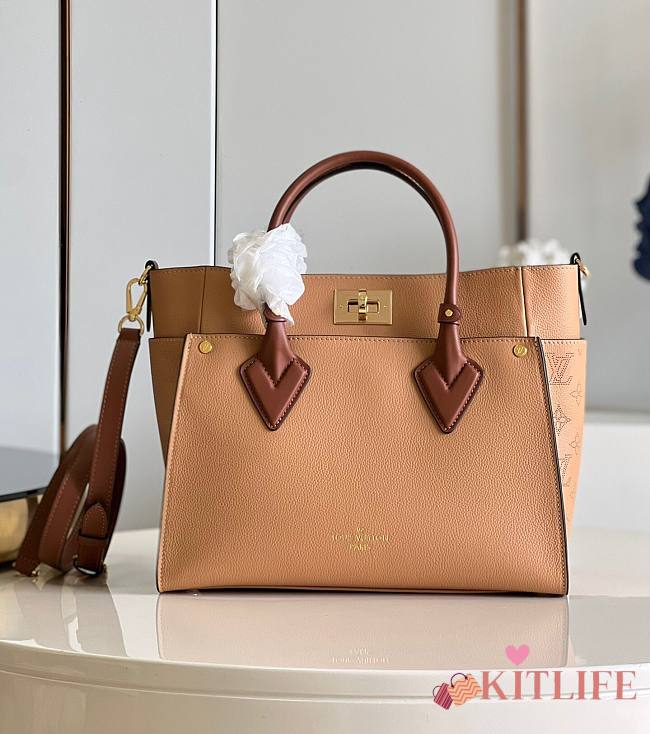 	 Kitlife Louis Vuitton On My Side MM Arizona Beige - M20633 - 30.5 x 24.5 x 14 cm - 1