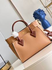 	 Kitlife Louis Vuitton On My Side MM Arizona Beige - M20633 - 30.5 x 24.5 x 14 cm - 2