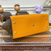 	 Kitlife Louis Vuitton On My Side MM Yellow and Cream - M53825 - 30.5 x 24.5 x 14 cm - 3