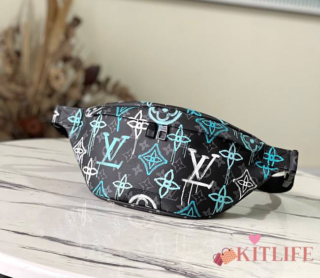 KITLIFE LOUIS VUITTON DISCOVERY BUMBAG Graffiti Green  - M21397 - 44 x 15 x 9 cm - 1