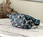 KITLIFE LOUIS VUITTON DISCOVERY BUMBAG Graffiti Green  - M21397 - 44 x 15 x 9 cm - 1