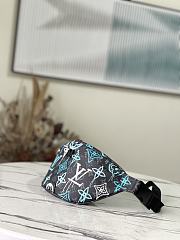 KITLIFE LOUIS VUITTON DISCOVERY BUMBAG Graffiti Green  - M21397 - 44 x 15 x 9 cm - 2