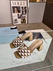 Kitlife Prada logo-plaque slip-on sandals - Beige - 1