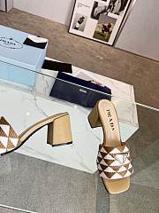 Kitlife Prada logo-plaque slip-on sandals - Beige - 5