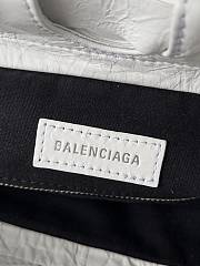 KITLIFE WOMEN'S Balenciaga CRUSH MEDIUM TOTE BAG IN WHITE - 23.9 X 25.9 X 9.9 CM - 5