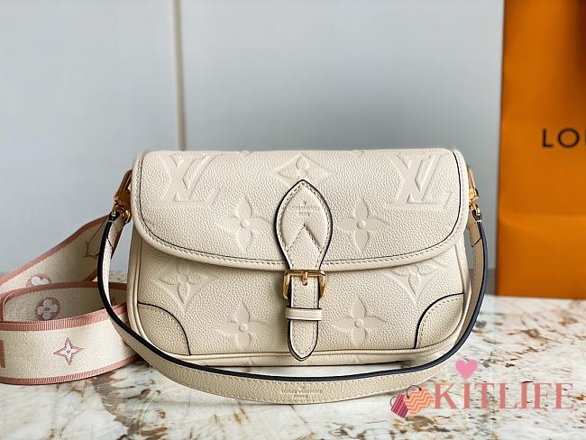 Louis Vuitton LV M46386 White Diane Handbag Size 23 x 16 x 8.5 cm - 1