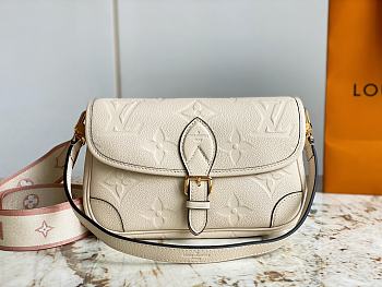 Louis Vuitton LV M46386 White Diane Handbag Size 23 x 16 x 8.5 cm