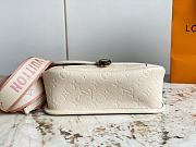 Louis Vuitton LV M46386 White Diane Handbag Size 23 x 16 x 8.5 cm - 4