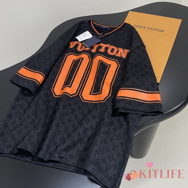 Kitlife Louis Vuitton Monogram Sporty V-Neck T-Shirt - SML - 1