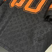 Kitlife Louis Vuitton Monogram Sporty V-Neck T-Shirt - SML - 3