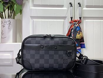 kitlife Louis Vuitton Neo Alpha Monogram Eclipse bag - 11.0 x 18.5 x 6.5 cm