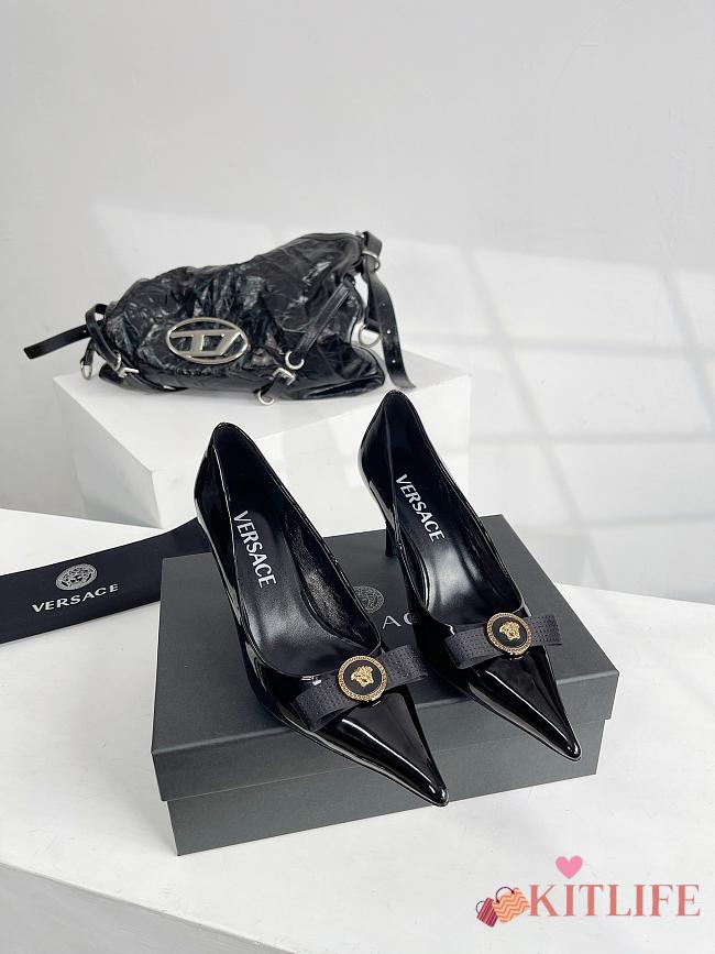 kitlife Vescare la medusa patent leather pumps black 5cm  - 1