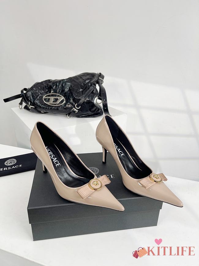 kitlife Vescare la medusa patent leather pumps beige 5cm - 1