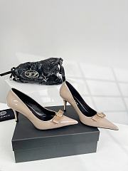 kitlife Vescare la medusa patent leather pumps beige 5cm - 5