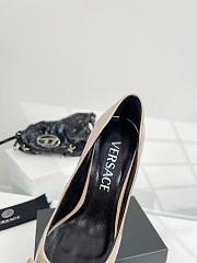 kitlife Vescare la medusa patent leather pumps beige 5cm - 3