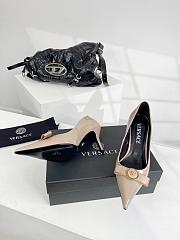 kitlife Vescare la medusa patent leather pumps beige 5cm - 4