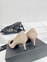 kitlife Vescare la medusa patent leather pumps beige 5cm - 2