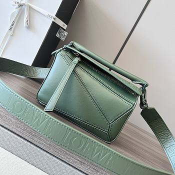 Kitlife LOEWE Puzzle Mini Leather Shoulder Bag in green - 12.5x18x8cm