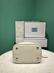 Kitlife Prada Panier leather mini-bag with cut-out motif White - 18x17x10.5cm - 5