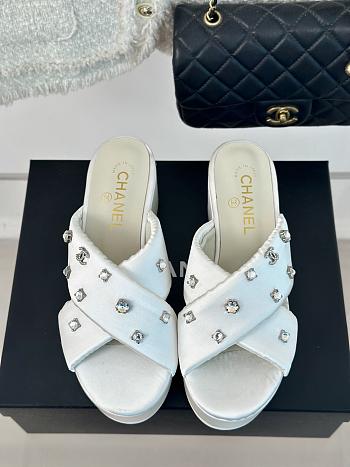 Kitlife Chanel slides white