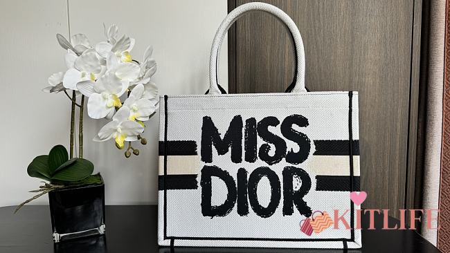 kitlife Dior Book Tote White and Blue Miss Dior Graffiti Embroidery bag - 36.5cm - 1