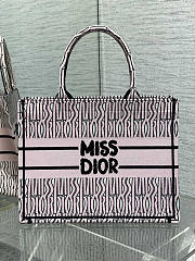 kitlife Medium Dior Book Tote White and Pale Pink Miss Dior Allover Embroidery bag - 36 x 27.5 x 16.5 cm - 1