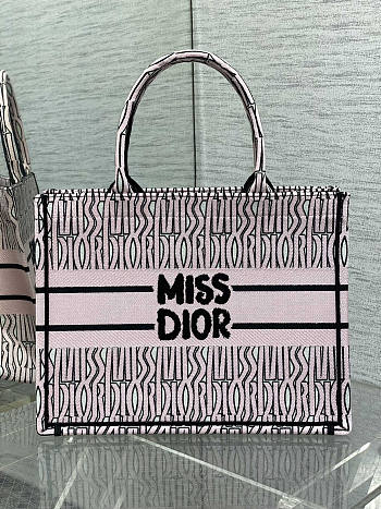 kitlife Medium Dior Book Tote White and Pale Pink Miss Dior Allover Embroidery bag - 36 x 27.5 x 16.5 cm