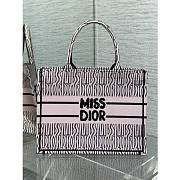 kitlife Medium Dior Book Tote White and Pale Pink Miss Dior Allover Embroidery bag - 36 x 27.5 x 16.5 cm - 5