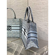 kitlife Medium Dior Book Tote White and Pale Blue Miss Dior Allover Embroidery bag - 36 x 27.5 x 16.5 cm - 6