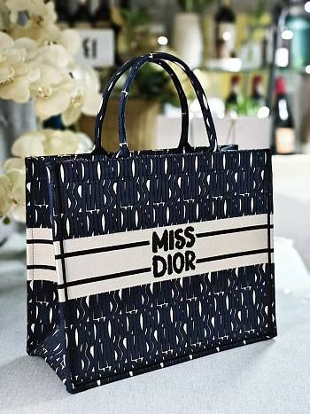 Kitlife Large Dior Book Tote Blue and White Miss Dior Allover Embroidery bag 42 x 35 x 18.5 cm