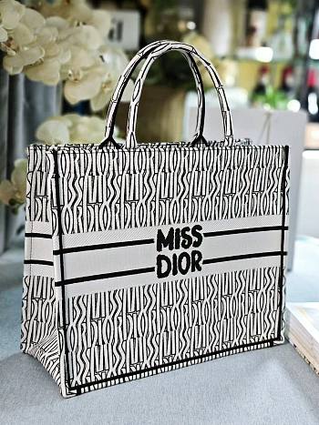 Kitlife Large Dior Book Tote  White Miss Dior Allover Embroidery bag 42 x 35 x 18.5 cm