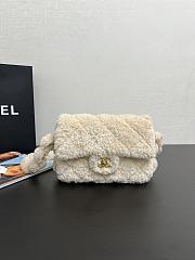 Kitlife Chanel small flap bag shearling Lambskin & Gold-Tone - 17 × 23 × 10 cm - 1