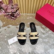 Kitlife Valentino Garavani VLogo raffia-trimmed leather slides 01 - 2