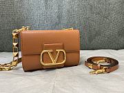 Kitlife Valentino Garavani Stud Sign Shoulder Bag in Brown 20x15x7cm - 1