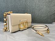 Kitlife Valentino Garavani Stud Sign Shoulder Bag in White 20x15x7cm - 3