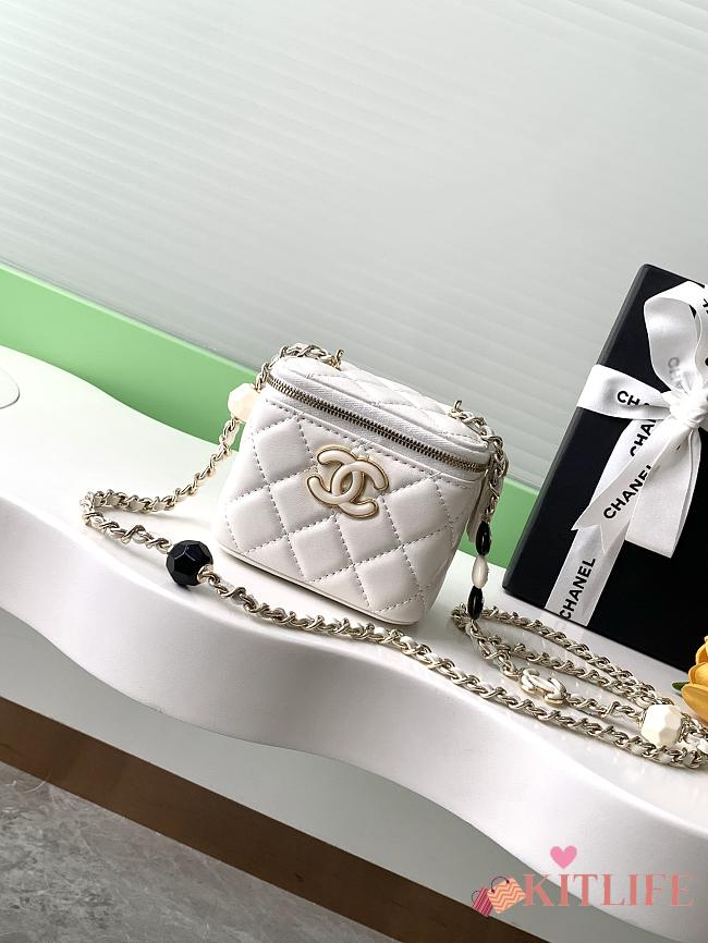 Kitlife Chanel Small Comestic Bag White Enamel Heart Buckle 11x8.5x7cm - 1