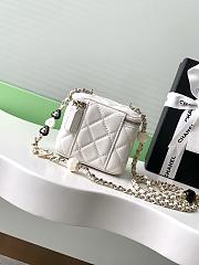 Kitlife Chanel Small Comestic Bag White Enamel Heart Buckle 11x8.5x7cm - 2