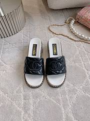 Kitlife Chanel Embroidered Logo Diamond-shaped Thick-heeled Slippers Black & White  - 1