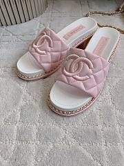 Kitlife Chanel Embroidered Logo Diamond-shaped Thick-heeled Slippers Pink & White - 4