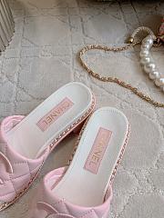 Kitlife Chanel Embroidered Logo Diamond-shaped Thick-heeled Slippers Pink & White - 3