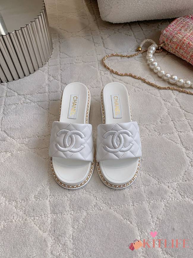 Kitlife Chanel Embroidered Logo Diamond-shaped Thick-heeled Slippers White - 1