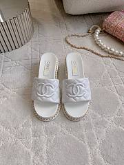 Kitlife Chanel Embroidered Logo Diamond-shaped Thick-heeled Slippers White - 1