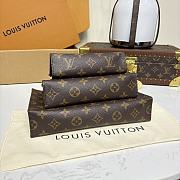 Kitlife Louis Vuitton Trio Toilet Pouch Brown Monogram Canvas M47195 25x5.5x20cm - 2